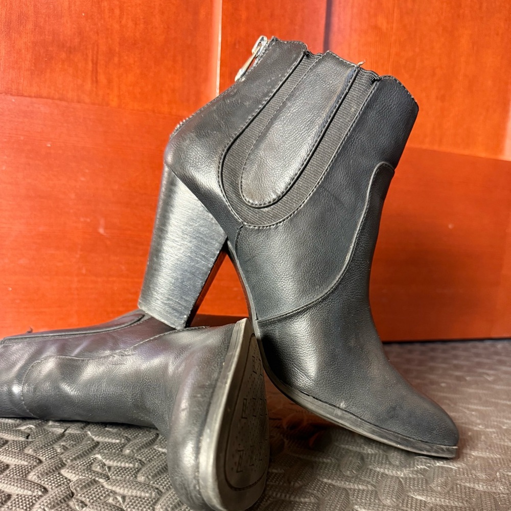 💚Adrienne Vittadini Black Heeeled Leather Ankle Boots